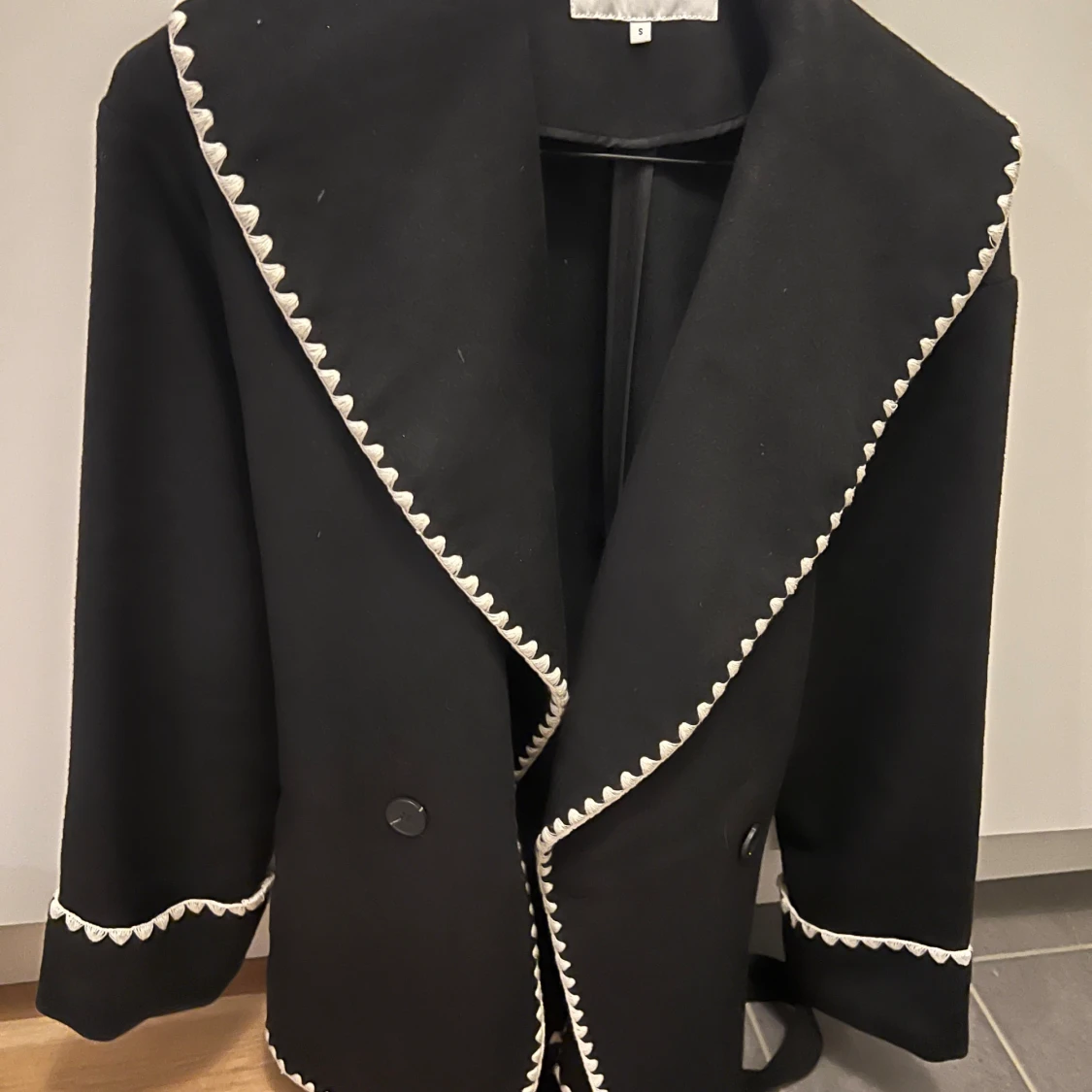 Svart kappa med vit kant från Bubbleroom