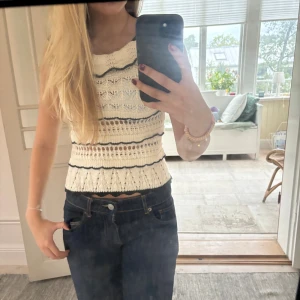 Stickad volangtopp - Supersöt vit stickad topp med mörkblå detaljer och volangkant vid halsen. Passar perfekt till alla årstider och är lätt att styla. Den är från Zara och säljs inte längre💓