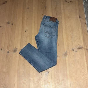 Replay Anbass  - Schyssta Replay Anbass, strl 30/30. Passar perfekt på mig som är 170cm och väger 60kg, slitningar i jeans från fabrik! Står strl 30/34 men är uppsydda.