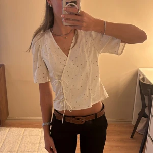 Blus - Jättesöt vit och svart prickig omlottblus från lindex. Aldrig använd prislapp kvar! Strl XS