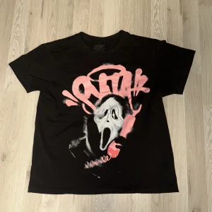 Svart Sinstak t-shirt med scream tryck - Säljer denna tvär feta t-shirt från Syna. Använt 2 gånger passar inte mig så vill bli av med den. 