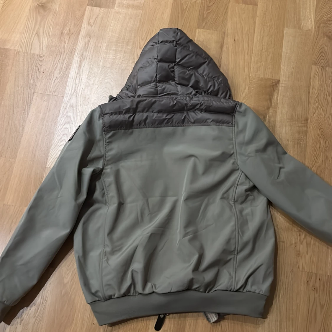 Grå pufferjacka från Parajumpers - 2