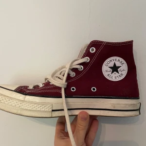 Converse All Star Vinröda st 41.5 passar 42 - Använda men knappt. Går att tvätta bort smuts på sulan enkelt. Storlek 41.5 men passar 42 som jag själv har. 