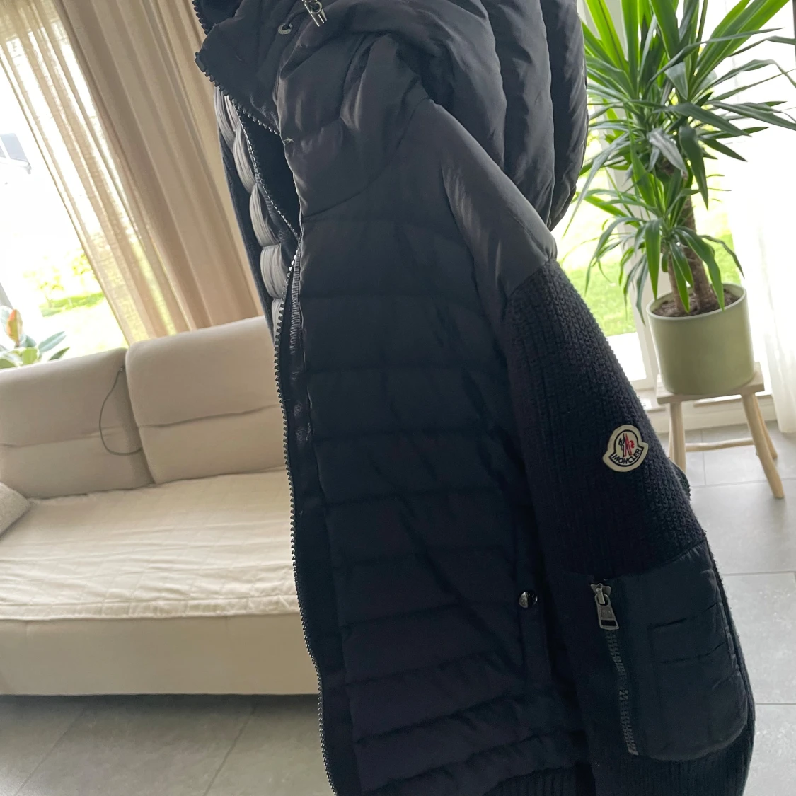 Svart Moncler pufferjacka med huva - 1