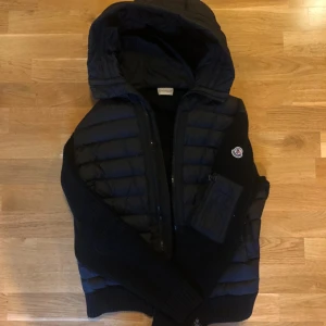 Moncler Cardigan, Strl M men passar S också  - Bra skick, Strl M men passar S också.