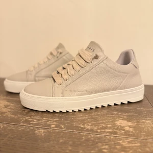 Numeris skor (beige storlek 44)  - Snygga beige sneakers från Numeris i äkta skinn med grov sula och rund tå. Nya skor, knappt använda. Ca 3 gånger. Köpta för 2400 kr. Storlek 44 - passar 45. 
