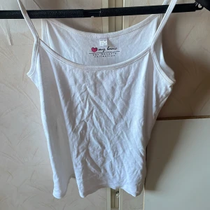 Vit linnetopp från Bonprix - Enkel och stilren vit linnetopp från Bonprix med tunna axelband och rak passform. Perfekt att matcha med jeans eller shorts. Tillverkad i mjuk bomull som känns skön mot huden. Snygg basic som funkar till många olika looks. 