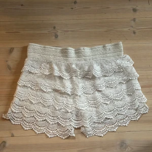 Vita spetsshorts - Såå snygga vita spetsshorts med ressor i midjan. Det står Zara på lappen men är lite osäker på vart de är ifrån. Storlek är typ S! Står Miss Sara på lappen så tror de är från Zara!