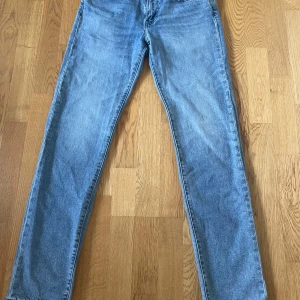 Levi's 502 jeans - Ljusblå Levi's 502 jeans. De är mer eller mindre aldrig använda. Storlek W31L34. Hör av dig om frågor eller fler bilder önskas! Paketpris med mina andra jeans går att lösa!