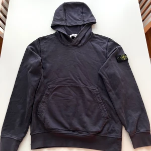 Stone island hoodie 156 - Mörkblå stone island hoodie med känguruficka på magen och avtagbar kompasspatch på ärmen. Storlek 12y/156 Bra skick, sparsamt använd, inga slitningar elr slitage. Nypris: ca 1900 kr. Tvättas utan kompasspatch. Hör av dig vid frågor elr liknande.