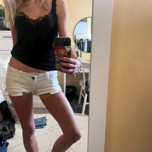 Vita jeansshorts från Hollister - Säljer ett par vita, lågmidjade jeansshorts från Hollister i storlek W26. Dom säljs inte längre och är väldigt eftertraktade! Priset går att diskuteras💓