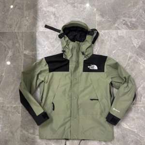 The North Face Gore-Tex Skaljacka - 🎨 Färg: Militärgrön / Svart 📏 Storlek: S ♻️ Skick: Väldigt fint skick, använd sparsamt – inga skador eller defekter 🧵 Material: Gore-Tex (helt vind- & vattentät, samtidigt andningsbar) 📦 Skickas samma dag vid köp  Jackan är utrustad med justerbar huva, dragkedjor med stormskydd, muddar med kardborre och flera praktiska fickor. Perfekt för både vardag och friluftsliv – håller dig torr i alla väder.