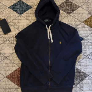 Polo Ralph Lauren  - Tjena, säljer en Ralph lauren zip hoodie i storlek L men passar även. Den är använd men fortfarande i fantastiskt skick. Nypris: 2200! Hör av er vid frågor eller funderingar!
