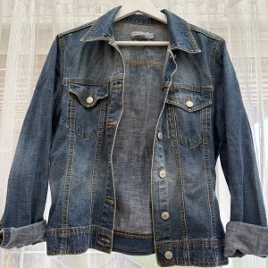Jeans Jacka - En fin och snygg jeans jacka i bra skick, det är en äldre modell så lite vintage. Passar dig som har S/M
