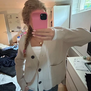 Beige stickad kofta från Zara  - Fin stickad kofta från Zara,  nopprig där av priset🩷