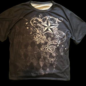 T-shirt med tryck - En jätte fin T-shirt med sjärn tryck på, kontakta gärna innan köp:)