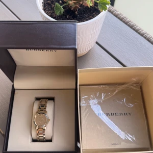 Burberry dam klocka i guld - Äkta Burberry dam klocka. 