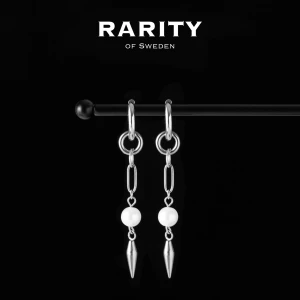 Aurora Earring - Silver: Silvriga örhängen med nitar och pärldetalj - Snygga örhängen från Rarity of Sweden i silverfärg med kedjelänk, vit pärla och spetsig hängande detalj. Perfekt för dig som gillar en edgy och modern stil med en touch av elegans. Kombinera med dina favoritaccessoarer för en unik look.