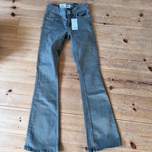 Gröna jeans från lager 157 - Helt nya jeans från lager 157 med prislapp kvar. Säljer då de tyvärr var för små för mig och glömt skicka tillbaka dem🥰 De är i storlek xxs full length🥰nypris 400, mitt pris 300❣️
