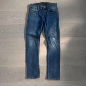 Nudie jeans bright indigo - Hej, säljer nu mina Nudie jeans som är i modellen grim tim, köpte dem för 2 veckor sedan men tycker dem är lite för stora | Jeansen är har en snygg design och har en fet wash | skick 9,5/10🔥| köpta för 1399 kr | För mer frågor är det bara att DM:a✅ 