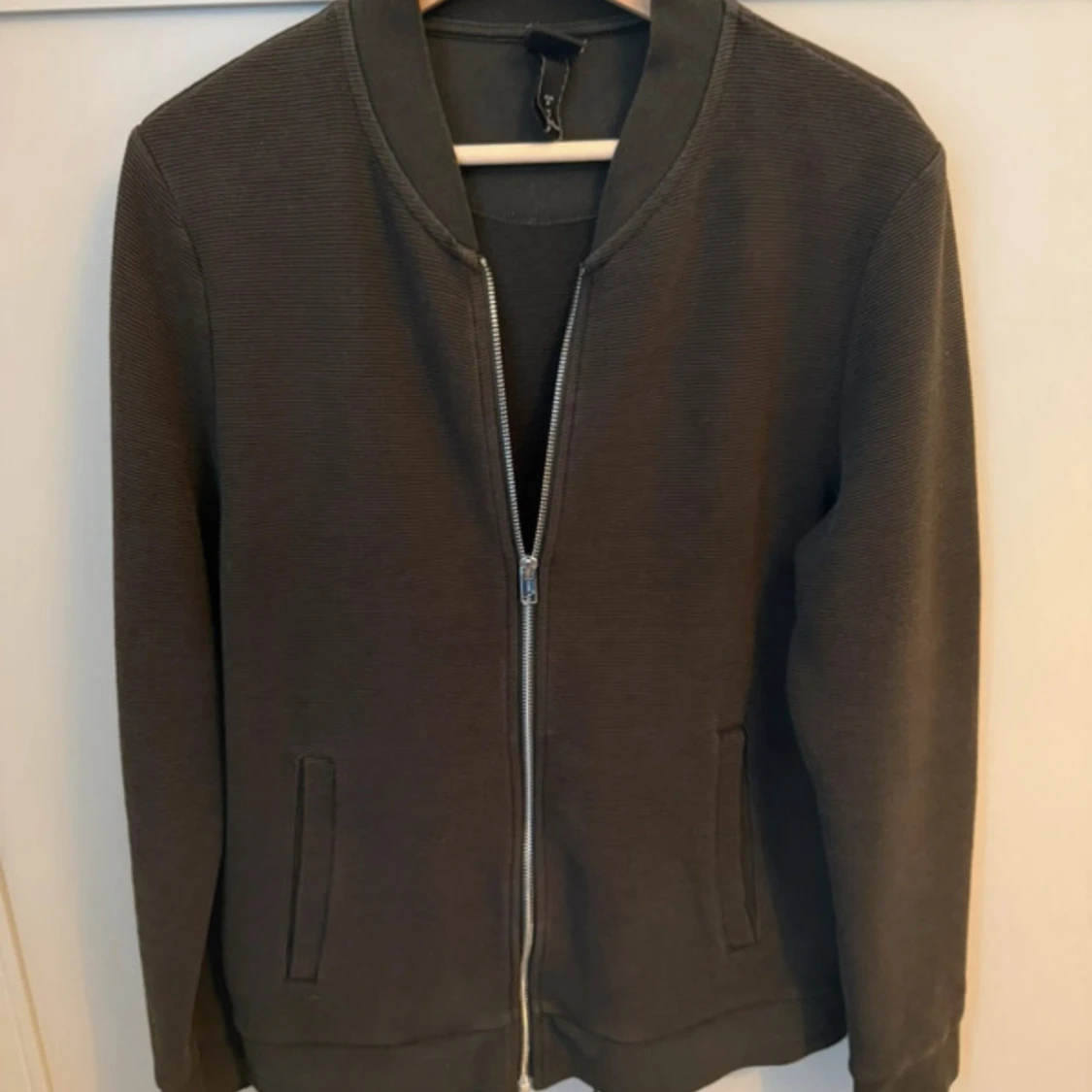 Svart bomberjacka med dragkedja