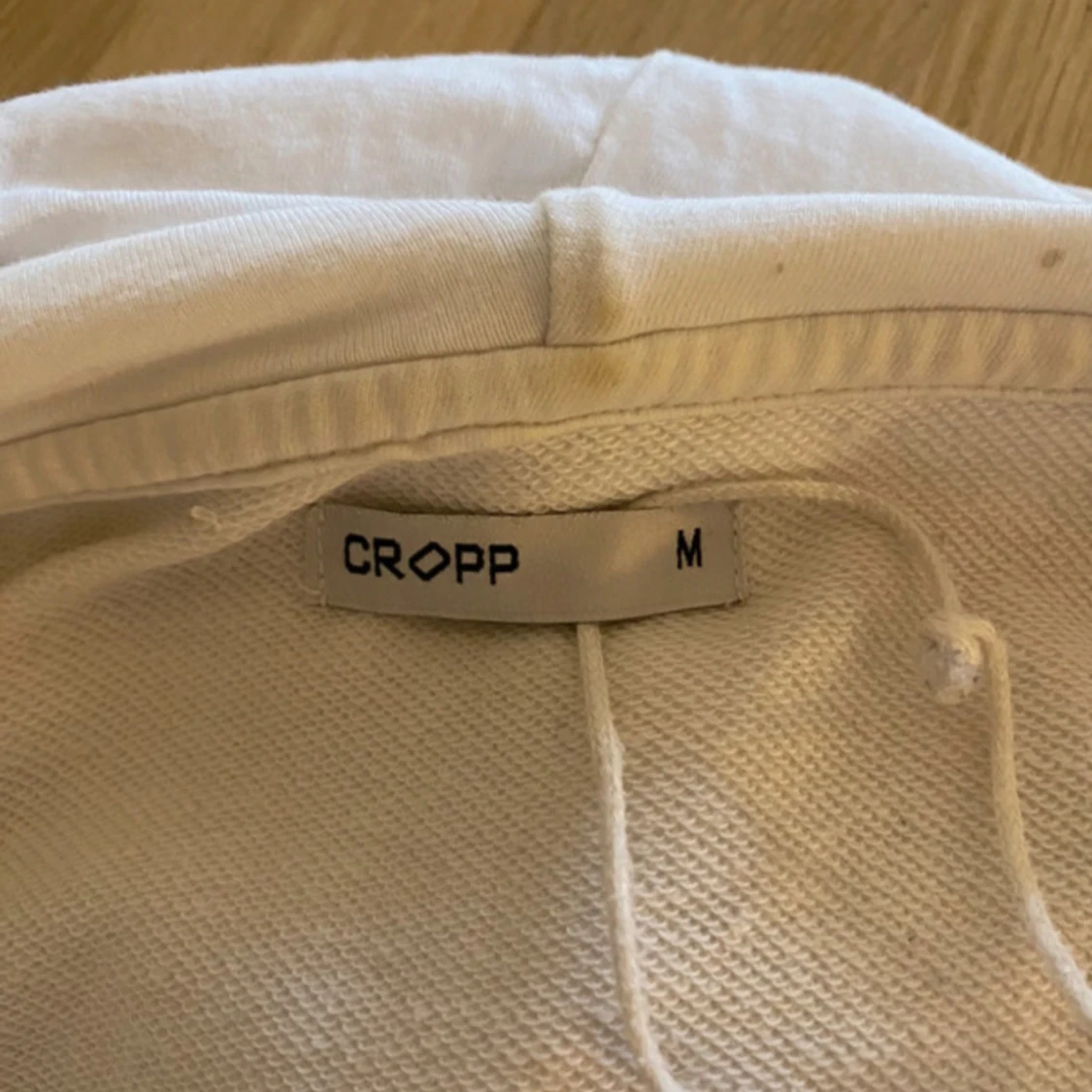 Vit hoodie med strassfjärilar - 4