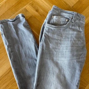 Jacob Cohën jeans - Gråa jacob cohen jeans i storlek 32 väldigt bra skick. Jeansen har inte blivit jätte använda så de är i väldigt bra skick.
