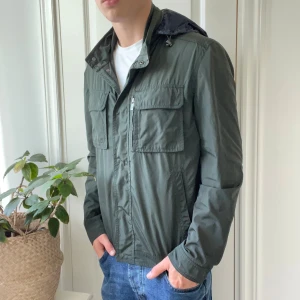 Massimo Dutti jacka L - Massimo Dutti jacka L, Riktgt skön med najs luva. Kom med frågor! 🫶modellen är 180,75 kg. 