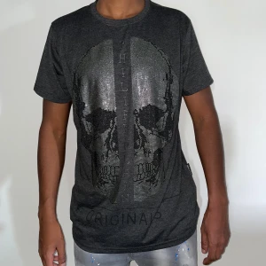 Philipp Plein t shirt storlek L - Storlek XL  på philipp Plein tröjan men sitter som en L. Fin replika med grym kvalitet. Helt ny. Pris: 700-. Först till kvarn som gäller 