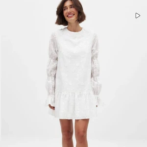 NA-KD kläning - Vit söt NA-KD kläning som endast är använd en gång! Kom privat för egna bilder