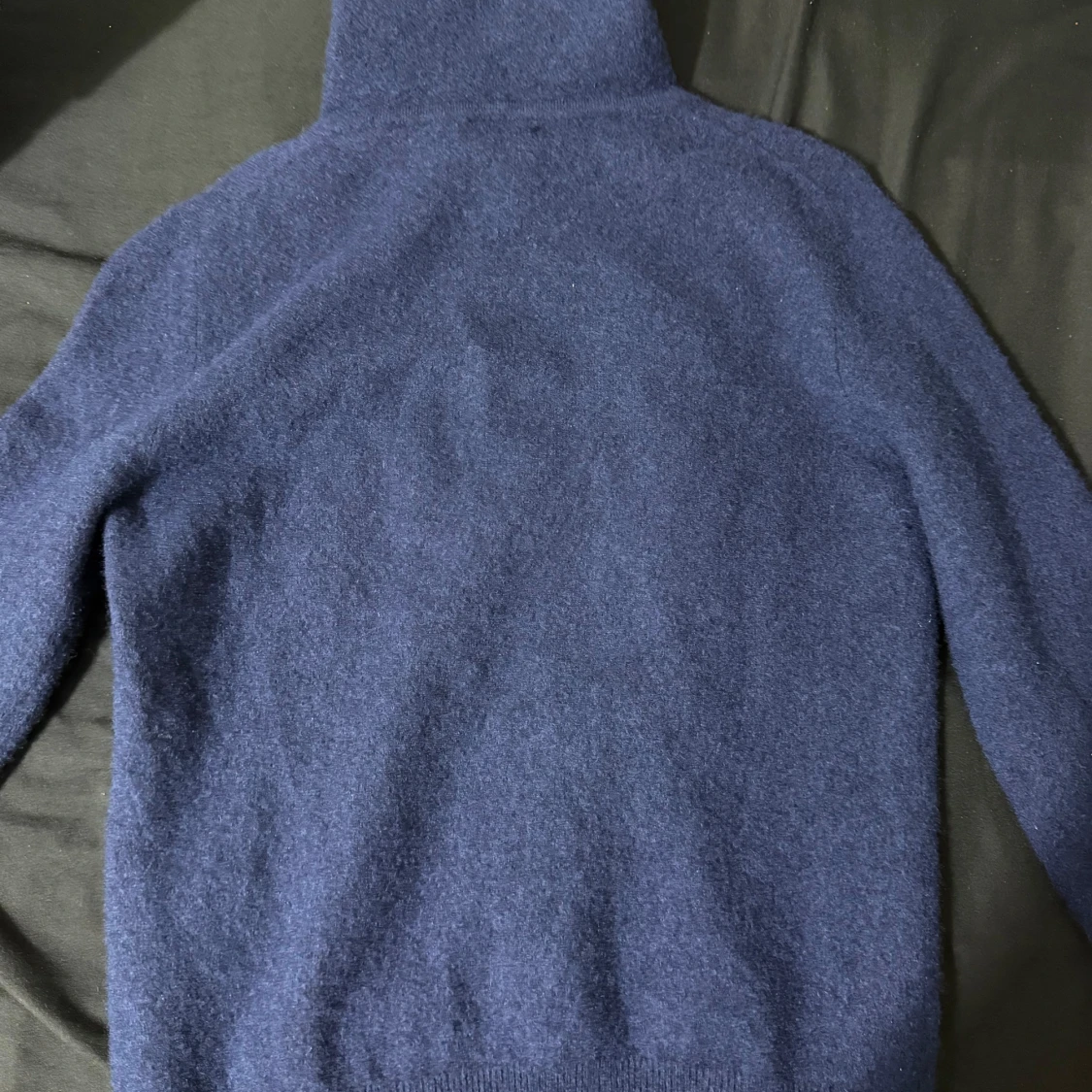 Mörkblå stickad hoodie  - 1