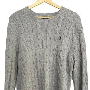 Grå kabelstickad tröja Polo Ralph Lauren - Kabelstickad grå tröja från Polo Ralph Lauren med klassisk rund halsringning och broderad logga på bröstet. Nypris ungefär 1600 kronor. Skriv om ni har frågor eller prisförslag🙌🏽