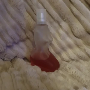 Jean-Paul Gaultier, Catsuit  - Använd, och jag har inte kvar kartongen.                  Det är en feminin parfym med en intensiv orientalisk och blommig doft med fruktiga inslag. Toppnoterna inkluderar bergamott, svarta vinbär och röda frukter. Hjärtnoterna består av apelsinblomma, jasmin och cederträ. Basnoterna är ylang-ylang, tuberos, mysk och träiga noter.