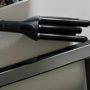 Lyko hårverktyg - Säljer en hårtång som gör håret vågigt, fick i julklapp och har inte använts så mycket.