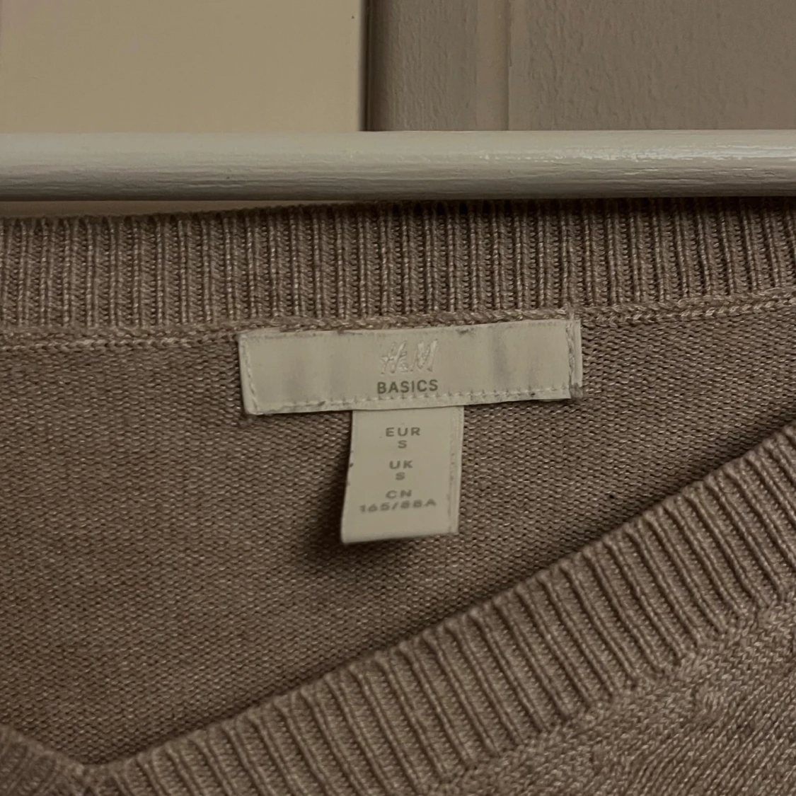 Beige v-ringad tröja  - 1