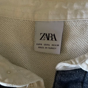 Randig pikétröja från Zara - Snygg pikétröja från Zara i storlek S. Välanvänd men i mycket bra skick. Passar till det mesta🙌🏼 Säljes då min pojkväns lillebror växt ur den❣️