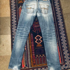 Nudie Jeans selvage.  - Säljer mina Grim Tims i Nudies Kaihara selvage. Jeansen användes varje dag i 10 månader innan första tvätten. Alla slitage är lagade hos Nudie. Bild 4 ser ni hur de såg ut första dagen. 