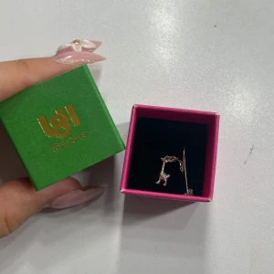 L8H örhänge  - Supersnyggt giraff örhänge från L8H. Har tyvärr en ( köpt så ) Aldrig använd, inte ens testad, jättebra skick. Äkta silver, tror ej denna säljs längre. Pris går att diskutera. Hör av er för frågor/bilder! ❤️