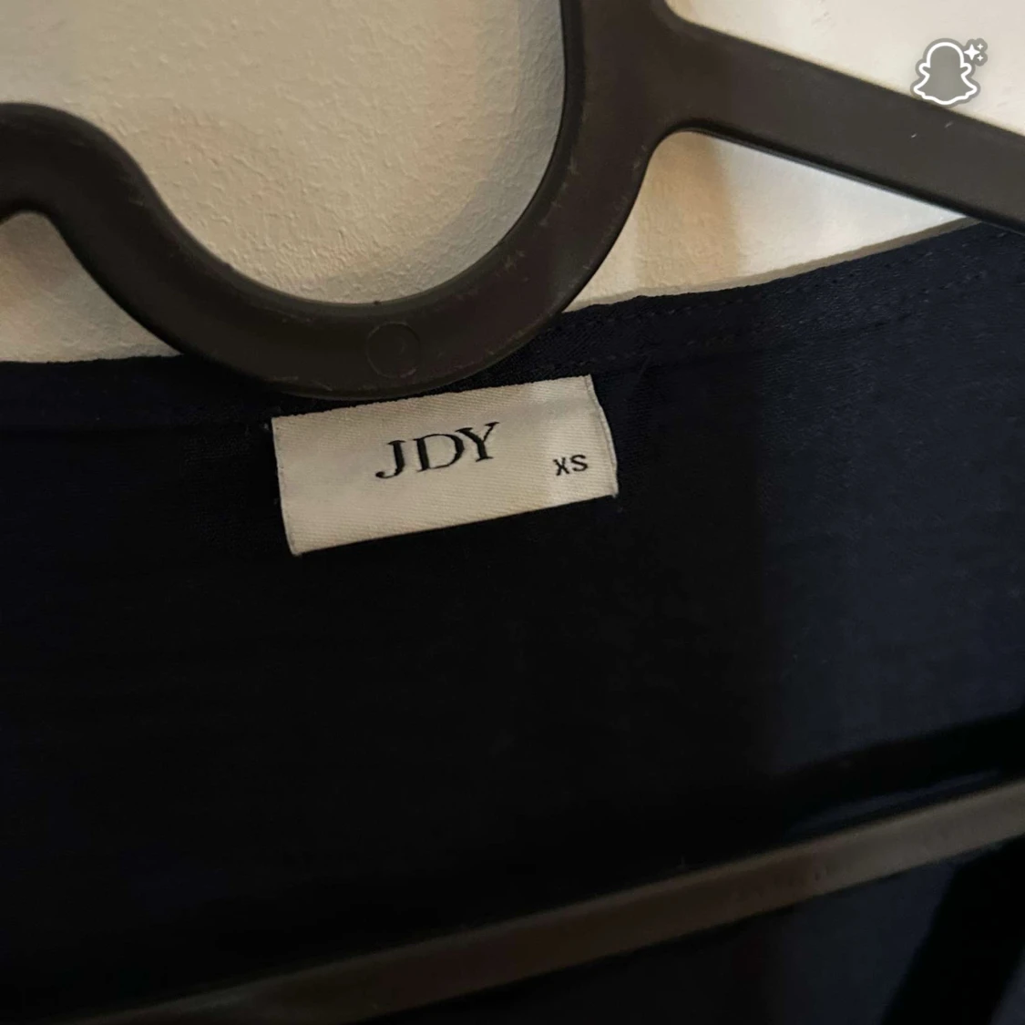 Mörkblå v-ringad topp från JDY - 1