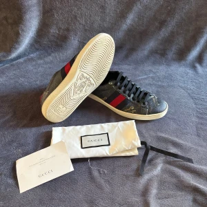 Gucci ace  - Snygga Gucci ace tiger i mycket bra skick utan defekter eller fel. Skick 9/10. Nypris ca 10000 kr. Hör av er om ni har frågor eller funderingar❕