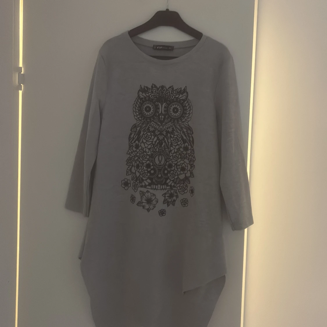 Grå klänning med uggletryck FB Sister