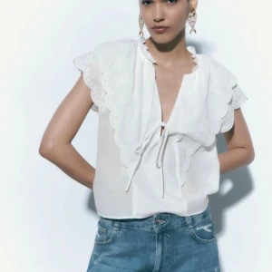 Vit topp med broderade volangärmar - Säljer min fina vita kortärmade topp/blus från Zara med broderade volangärmar och v-ringning med knyt framtill 🥰