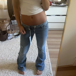 Blå bootcut jeans med detaljer - Säljer ett par jeans från ginatricot i storlek 158. Original pris: 399 kr. Jag säljer för 300 kr💕Jeansen är endast provade och prislappen är kvar. Hör av er för frågor💕💕 
