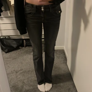 3-pack lågmidjade bootcut jeans - Säljer tre par snygga lågmidjade bootcut jeans från Gina Young i svart, grått och ljusblått. De blåa och svarta är i storleken 158 och de ljus göra är i 152. Bra skicka och ass snygga💕💕