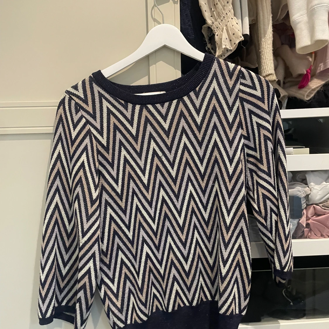 Mönstrad stickad tröja med zigzag från neo noir