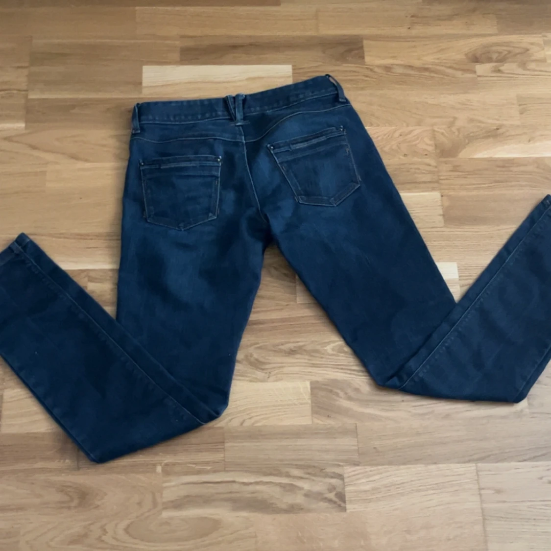 Mörkblå jeansbyxor i rak modell - 1