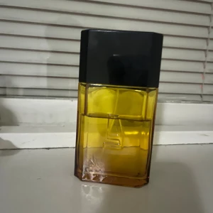 Azzaro Pour Homme  - Snygg parfymflaska i genomskinligt gult glas med svart fyrkantigt lock. Flaskan har en stilren, kantig design och sprayfunktion. Perfekt för dig som gillar modern och minimalistisk stil på din parfym. En god lukt som funkar jättebra på vintern + våren. Använder inte längre så tänker att jag säljer. 60ml kvar. 