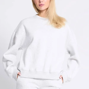 Grå sweatshirt  - Säljer nu min jättefina sweatshirt från Lager 157, sällan använd och är i ett jättefint skick! Är i storlek m men sitter utan tvekan som en S!🩷köptes för 200kr.