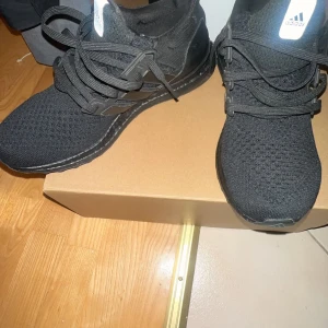  Adidas Ultraboost 1.0  - Svarta Adidas Ultraboost,  helt nya använda 1 gång för stora. 