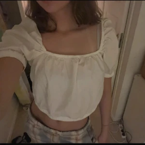 Vit topp med puffärm - Säljer min fina vita topp med puffärmar, använda ett fåtal gånger! Pris går att diskutera💕